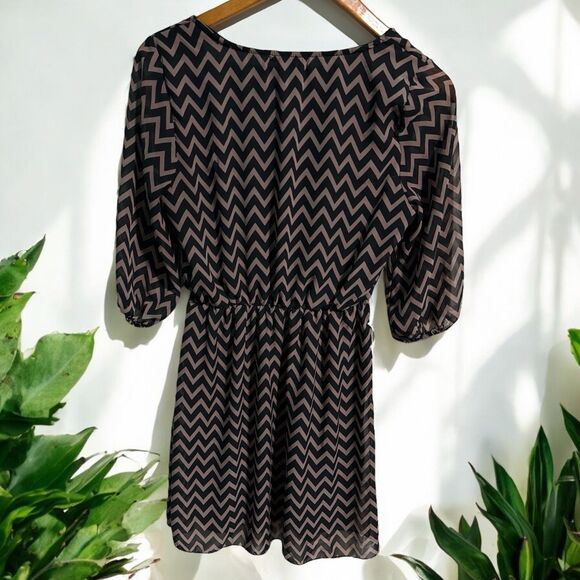 Espresso Dress Size M Pink Black Chevron Print Fitted Waist - Picture 2 of 3